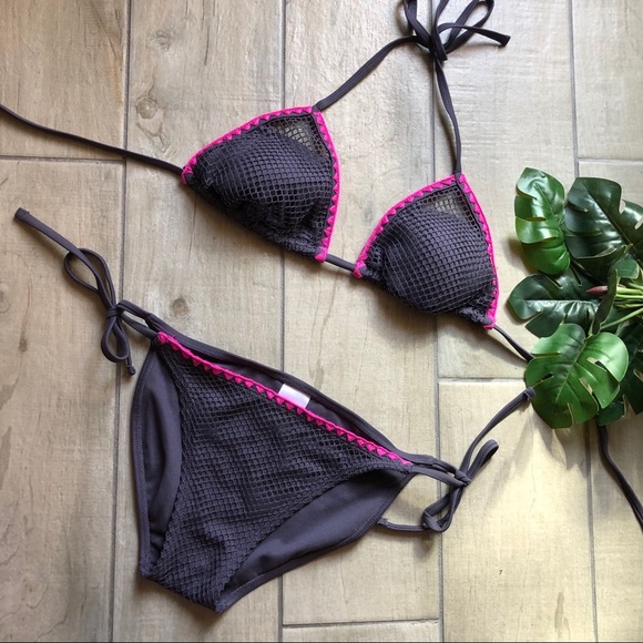 Xhilaration Grey mesh triangle bikini with hot pink trim. - Picture 1 of 6